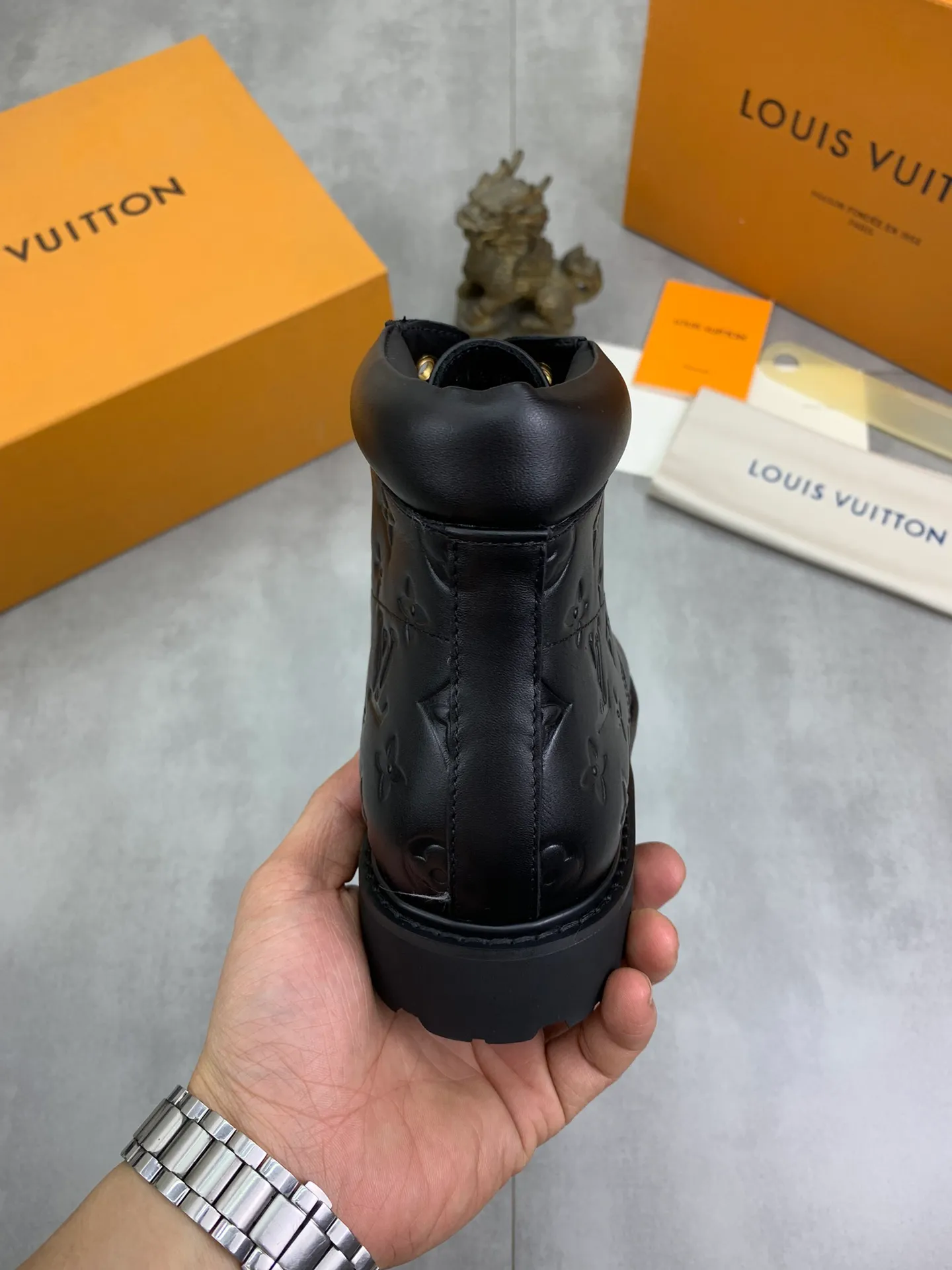 Men's shoes 💰P600💰【New】🆘Water-dyed cow lining LV Louis Vuitton business high-top leather shoes, made of original imported Italian 🇮🇹 selected calfskin, full cowhide lining, carefully handmade by professional shoemakers, the original version is specially designed for wear-resistant outsole. Standard code: 38-44 3⃣️color🉑️select